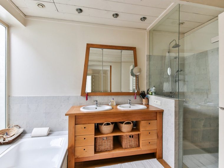 utter contre le calcaire efficacement sur le Parois de douche