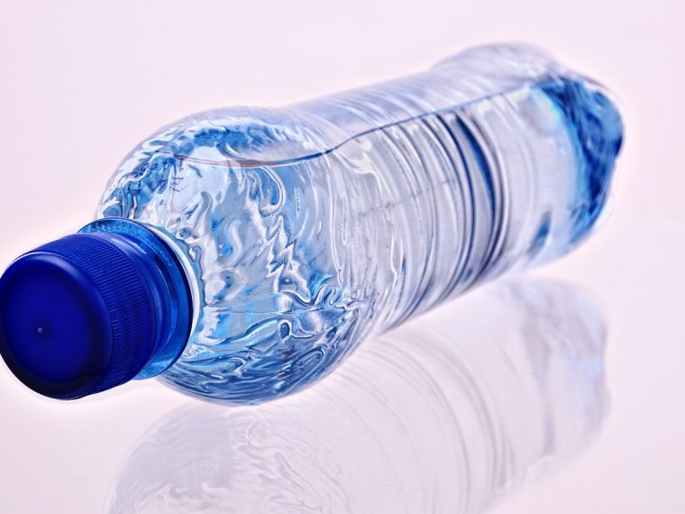 Arrosage avec une bouteille de plastique renversée