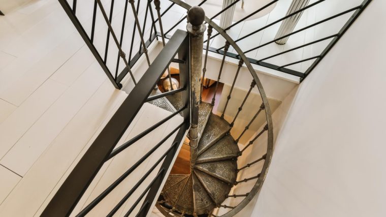 Découvrez les avantages des escaliers à marches décalées pour votre intérieur