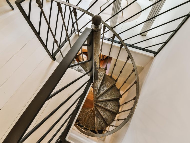 Découvrez les avantages des escaliers à marches décalées pour votre intérieur
